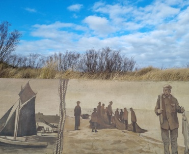 Kolorowy mural w Władysławowie z motywami rybackimi oddaje hołd tradycjom i codziennemu życiu mieszkańc&oacute;w Władysławowa.